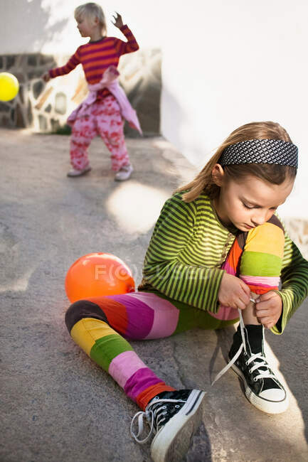 Menina amarrando seus sapatos — Fotografia de Stock