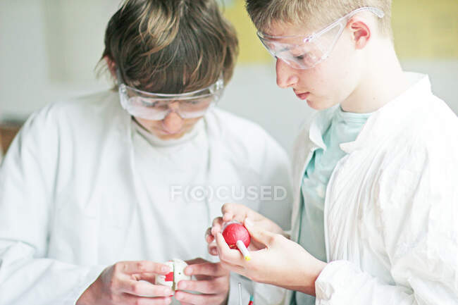 Estudiantes trabajando en laboratorio de ciencias - foto de stock