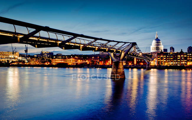 Millennium Bridge iluminado à noite — Fotografia de Stock