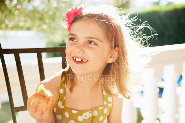 Девушка ест свежие фрукты — стоковое фото