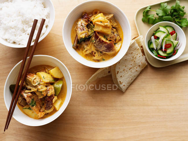 Cuencos de curry y arroz - foto de stock
