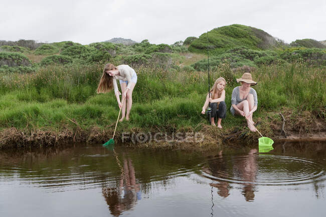 Дівчата рибалять з сітками в струмку — стокове фото