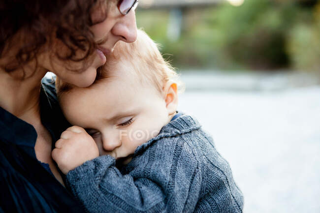 Mother holding sleeping baby — Stock Photo