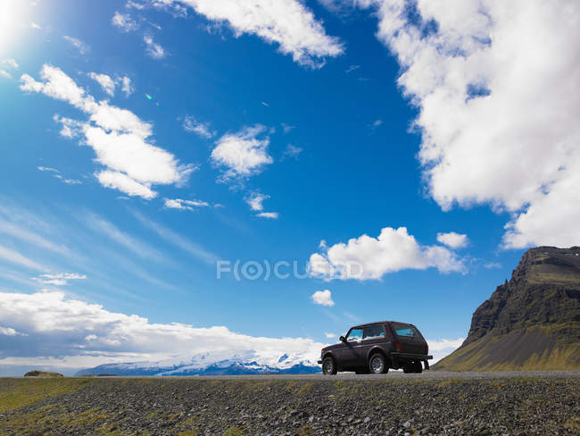 Jeep parcheggiata sulla ghiaia nel paesaggio rurale — Foto stock