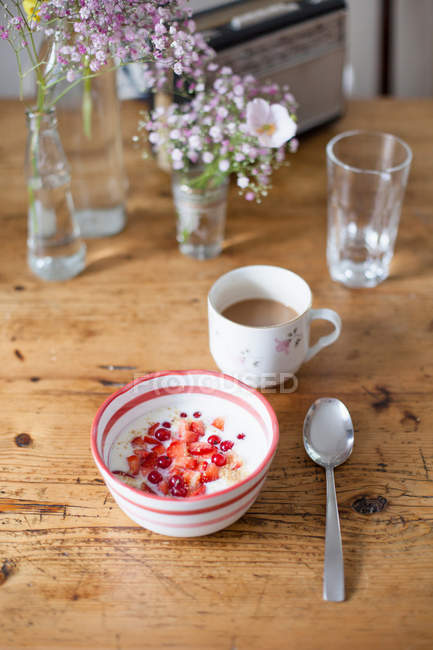 Миска з фруктами та йогуртом з кавою — стокове фото