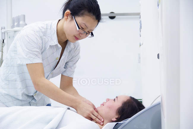 Технік з пацієнтом в КТ-сканер — стокове фото