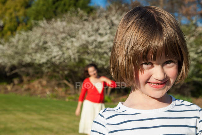 Chica sonriendo en el parque - foto de stock