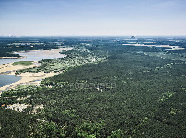 Вид с воздуха на зеленый сельский пейзаж — стоковое фото