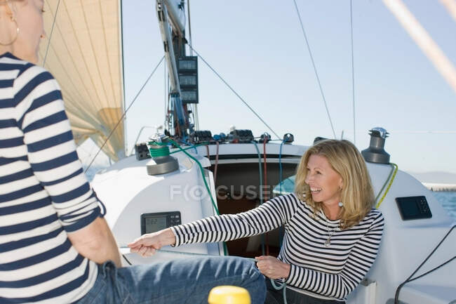 Lächelnde Frau zieht Seil auf Boot — Stockfoto