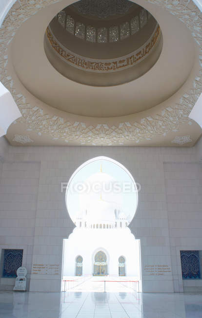 Vista frontal del ojo de cerradura en la pared de la mezquita - foto de stock