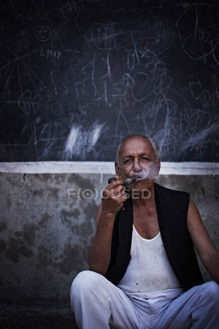Homem fumar cachimbo na rua da cidade — Fotografia de Stock