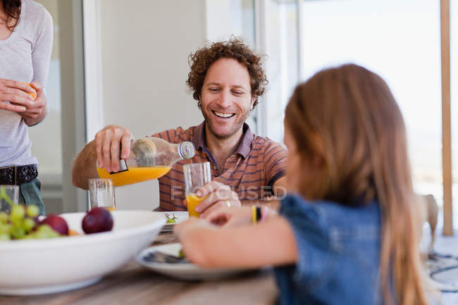 Familia desayunando juntos - foto de stock