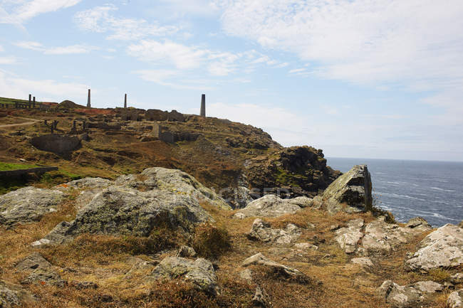 Tin mine chimneys on coastal path — Stock Photo