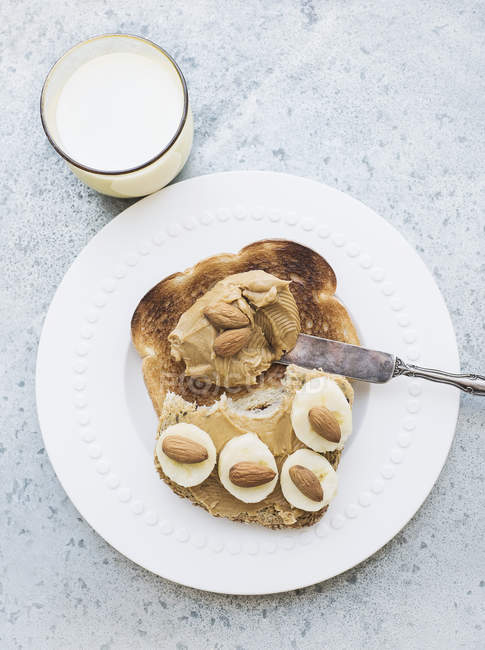 Toast with peanut butter and milk — Stock Photo