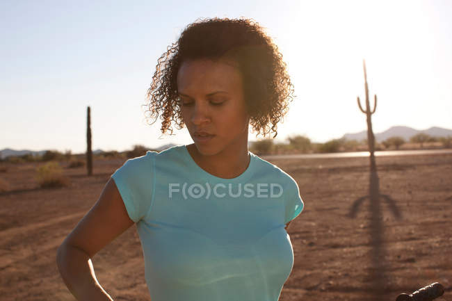 Frau steht in Wüstenlandschaft — Stockfoto