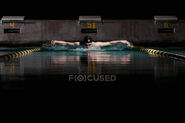 Nadador practicando el derrame en la piscina - foto de stock