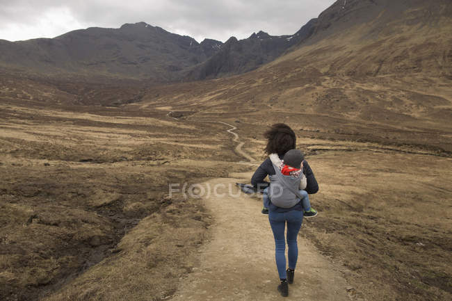 Mãe carregando filho em funda, Fadas Piscinas, perto de Glenbrittle, Ilha de Skye, Hébridas, Escócia — Fotografia de Stock