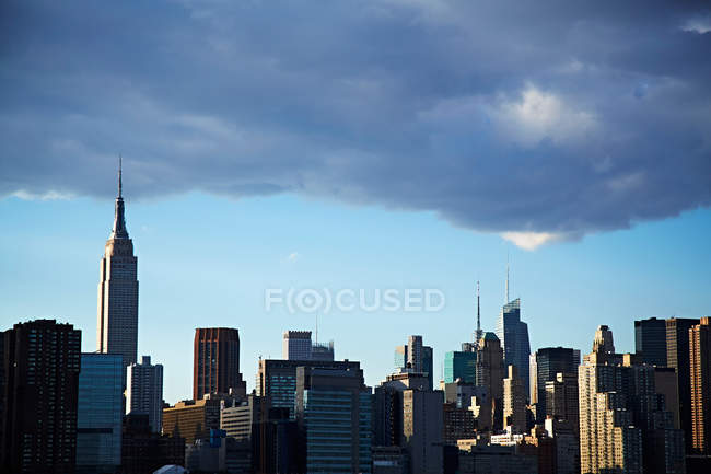 Cityscape of New York under cloud — Stock Photo