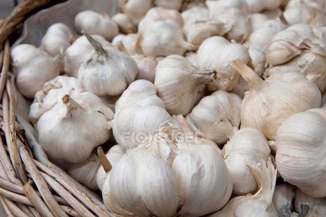 Spicchi d'aglio in un cesto — Foto stock