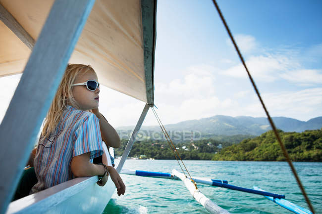 Chica relajante en barco en todavía lago - foto de stock