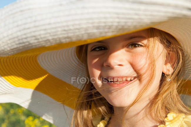 Menina usando chapéu de sol ao ar livre — Fotografia de Stock