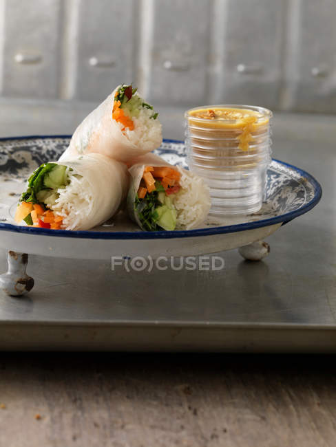 Spring rolls and dipping sauce on plate — Stock Photo