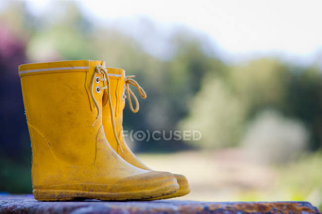 Gros plan sur les bottes de pluie pour enfants — Photo de stock