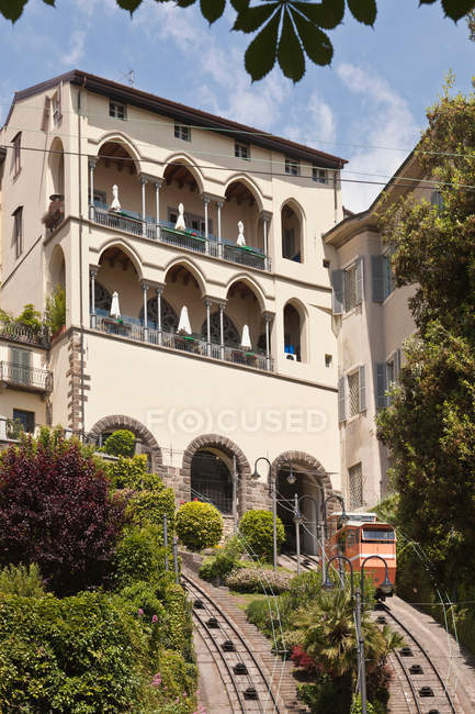 Vue à angle bas du bâtiment orné sur colline, lombardie, italie — Photo de stock