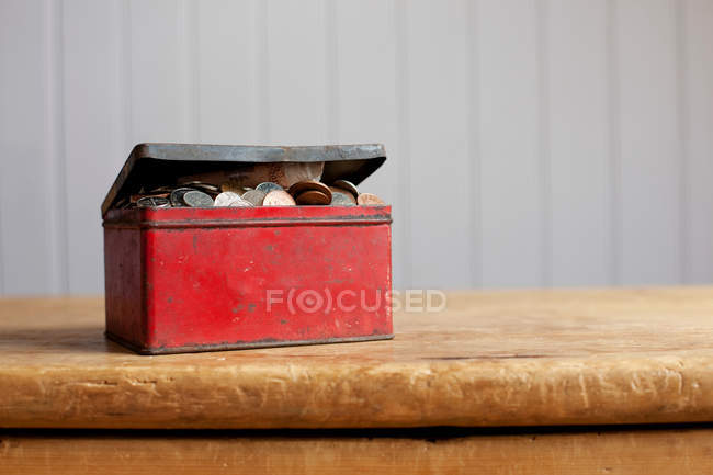 Antique tin full of money — Stock Photo