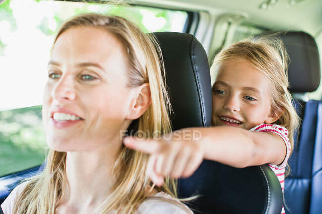 Madre e hija hablando en coche - foto de stock