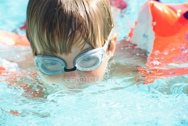 Boy wearing goggles in swimming pool — Stock Photo