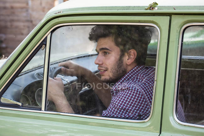 Giovane agricoltore di sesso maschile che guarda fuori dal finestrino dell'auto, Premosello, Verbania, Piemonte, Italia — Foto stock