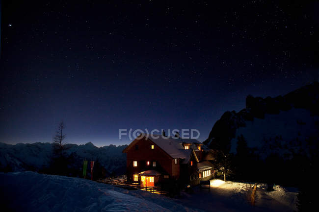Rifugio di montagna di notte — Foto stock
