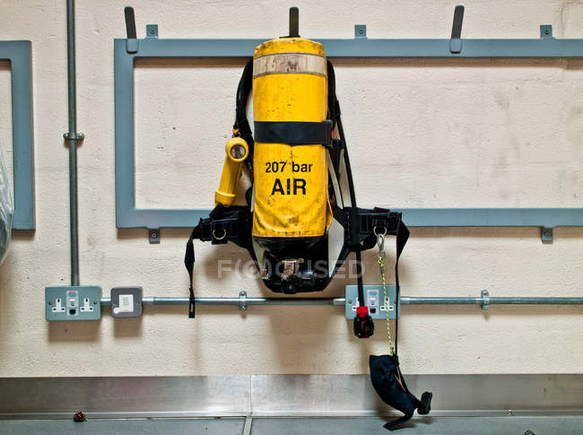 Luftzylinder hängt am Flughafen an der Wand — Stockfoto