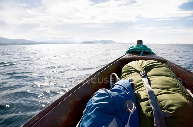 Деревянная лодка с рюкзаками — стоковое фото