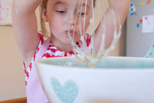 Menina batendo na cozinha — Fotografia de Stock