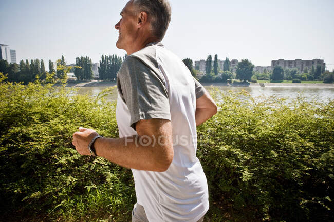 Зрілий чоловік біжить в парку — стокове фото