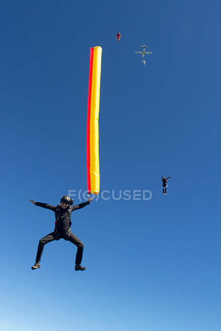 Mujer paracaidismo con paracaídas - foto de stock
