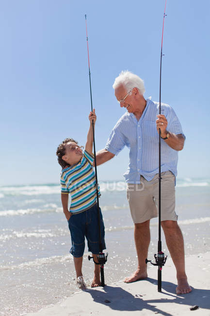 Homme et petit-fils avec cannes à pêche — Photo de stock