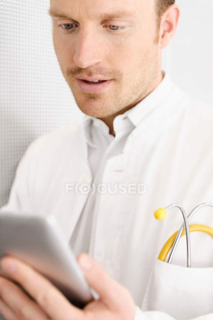 Лікар за допомогою планшетного комп'ютера — стокове фото