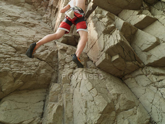Kletterer erklimmt steile Felswand — Stockfoto