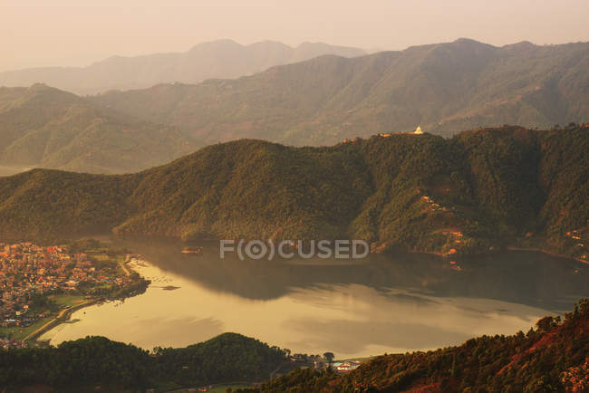 Lago Fewa, veduta su Shanti Stupa, Pokhara, Nepal — Foto stock