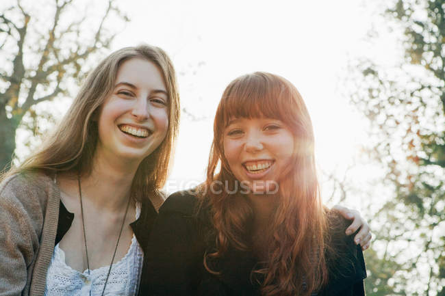 Due ragazze adolescenti che si abbracciano all'aperto — Foto stock