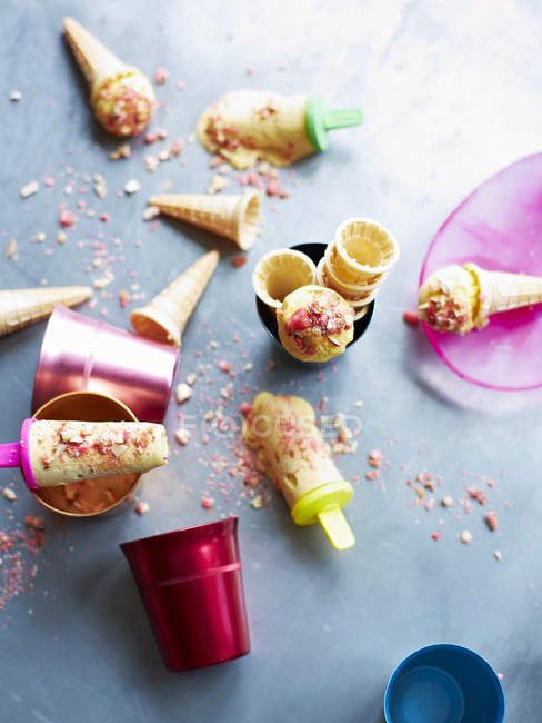 Mini helados de helado conos - foto de stock