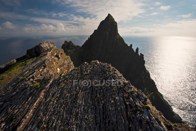Silhouette delle formazioni rocciose costiere — Foto stock