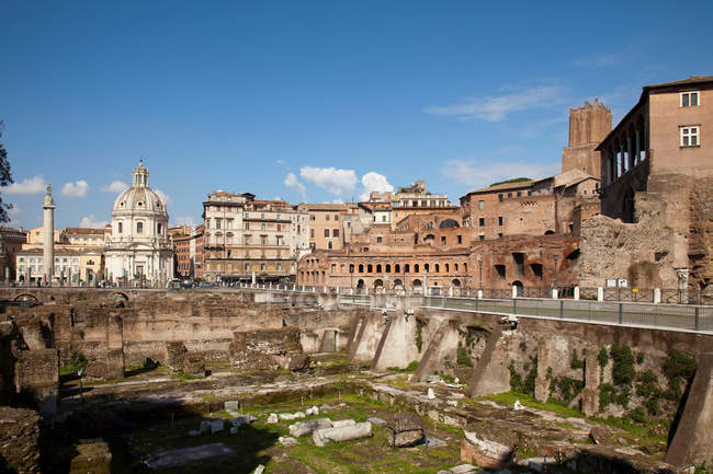 Ruines antiques à Rome avec ciel clair en arrière-plan — Photo de stock