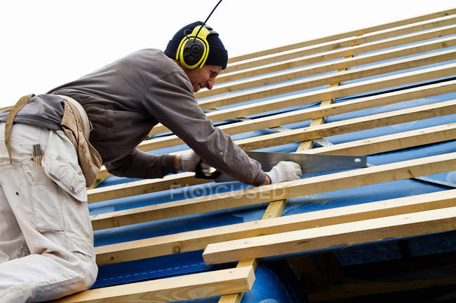 Bauunternehmer bei der Arbeit an neuer Struktur — Stockfoto