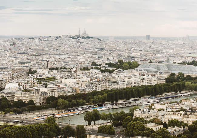 Gebäude in Paris und Wasserkanal — Stockfoto