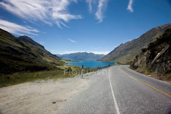 Estrada sinuosa através de montanhas — Fotografia de Stock