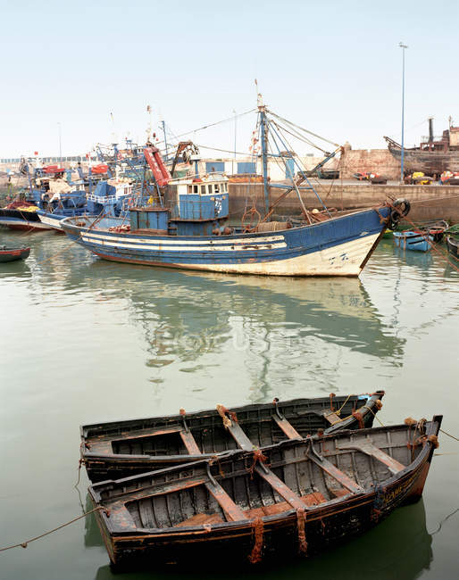 Рыболовные суда в гавани — стоковое фото